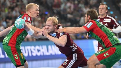 Bild: Angelika Warmuth/dpa
Hier geblieben: Magnus Saugstrup (l) und Albin Lagergren (r) packen energisch zu.