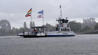 Bild: Wolf von Dewitz/dpa
Die meisten Rheinfähren fahren wieder, allzu viele Passagiere sind bei wechselhaftem Wetter aber nicht an Bord: Hier ein Blick auf die Fähre von Düsseldorf-Urdenbach nach Zons.