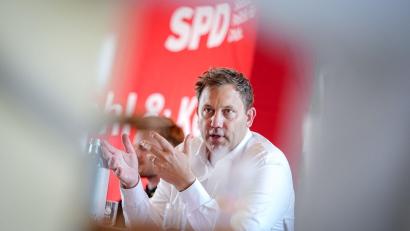 Bild: Kay Nietfeld/dpa
Finanzminister Lars Klingbeil macht sich auf EU-Ebene für eine Übergewinnsteuer bei Ölkonzernen stark (Archivbild)