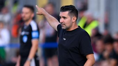 Bild: Sven Hoppe/dpa
1860-Trainer Alper Kayabunar hofft auf eine Überraschung gegen Kiel. (Archivbild)