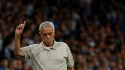 Bild: Joan Monfort/AP/dpa
Glückliches Comeback: Real-Trainer José Mourinho darf zum Liga-Auftakt jubeln.