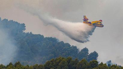 Bild: Ángel Sánchez/EUROPA PRESS/dpa
Immer wieder müssen in Spanien Waldbrände in unwegsamen Regionen wie hier Ende Juli in Castellón (Valencia) bekämpft werden. (Archivbild)