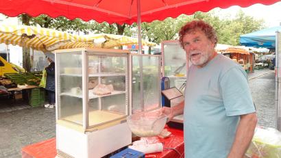 Bild: ui
Seit über 40 Jahren baut Dirk Lücke seinen kleinen Stand mit selbst hergestelltem Ziegenkäse Samstag für Samstag auf dem Weidener Wochenmarkt auf. Zum Jahresende hat er seinen Rückzug aus Altersgründen angekündigt.