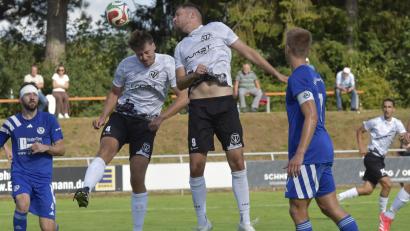 Bild: Hans Mark
Zwei Nabburger Spieler verpassen den Ball: Der TV Nabburg führte bis zur 78. Minute mit 5:1 und musste am Ende trotz doppelter Überzahl froh über den 6:4-Heimsieg gegen den SV 08 Auerbach sein.