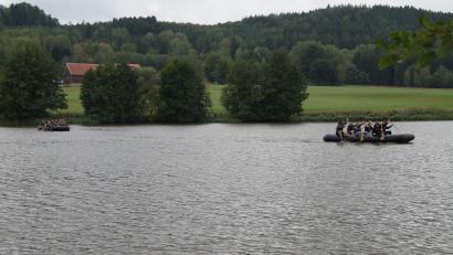 Bild: Elfriede Weiß
Beim Schlauchbootwettbewerb gewinnt das Team, das die vorgegebene Strecke am schnellsten zurücklegt.