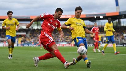 Bild: Swen Pförtner/dpa
Rani Khedira von Union Berlin (l) und Max Marie von Eintracht Braunschweig im Zweikampf.
