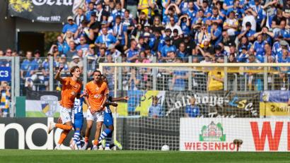Bild: Jan Woitas/dpa
Milan Smit (l) schießt den SV Darmstadt 98 in Jena in Führung.