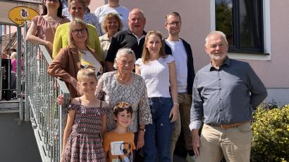 Bild: Marianne Moosburger
Hildegard Siegert (Zweite von links) feierte im Kreise ihrer Verwandten und Freunde.