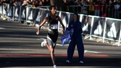 Bild: Natacha Pisarenko/AP/dpa
Der Äthiopier Yomif Kejelcha hat in Buenos Aires den Halbmarathon-Weltrekord unterboten.