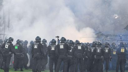 Bild: Uwe Anspach/dpa
Mussten eingreifen: Polizisten stürmten auch den Mannheimer Block.