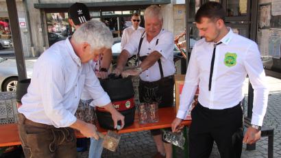 Bild: Konrad Rosner
Mit einem gekonnten Doppelschlag zapfte Bürgermeister Robert Lindner (links) das Fass Freibier an. Auch Niklas Schönberger (rechts), Vorsitzender des Burschenvereins, stand bereit.