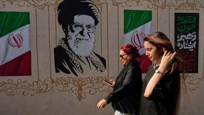 Bild: Vahid Salemi/AP/dpa
Trotz Irans ausgeklügelten Systems zur Umgehung von Sanktionen bekommt die Bevölkerung die wirtschaftliche Schieflage in Form gestiegener Preise deutlich zu spüren. (Archivbild)