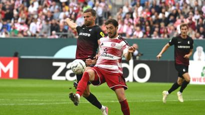 Bild: Federico Gambarini/dpa
Freiburgs Lucas Höler (l) wartet auf die Geburt seines zweiten Kindes.