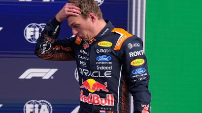 Bild: Darko Bandic/AP/dpa
Kein guter Tag für Max Verstappen: Er scheidet nach einem heftigen Crash aus.