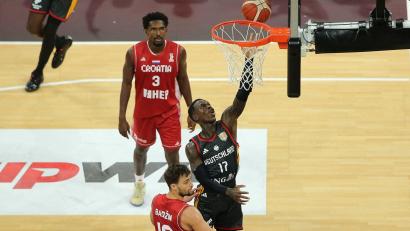 Bild: Matthias Stickel/dpa
Dennis Schröder (M) und die deutschen Basketballer haben den Supercup gewonnen.