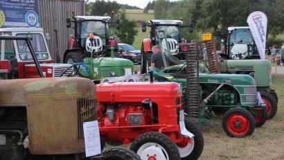 Bild: Konrad Rosner
Das Oldtimer-Treffen gab es zum ersten Mal auf der Flosser Kirwa. 80 bis 90 Gefährte kamen auf das Festgelände – es waren echte Hingucker dabei.