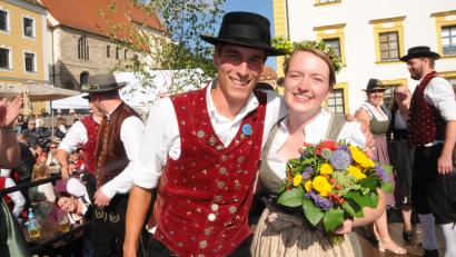 Bild: Joachim Gebhardt
Das ist das Oberkirwapaar der Sulzbacher Woizkirwa 2026: Lena Stauber und Julius Keck.