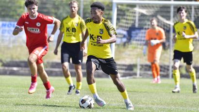 Archivbild: Hubert Ziegler
Jamario Carswell (Mitte) und der FC Amberg durften am Freitagabend über einen verdienten 3:0-Auswärtssieg beim 1. FC Bad Kötzting jubeln.