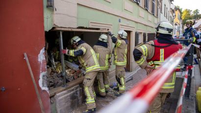 Bild: Pia Bayer/dpa
In Bamberg ist ein Auto in eine Hauswand gefahren.