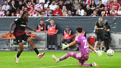 Bild: Federico Gambarini/dpa
Jordy Makengo trifft zum 4:1 für Freiburg.