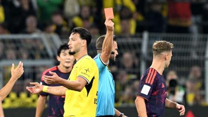 Bild: Federico Gambarini/dpa
Ramy Bensebaini ist im Franz-Beckenbauer-Supercup vom Platz geflogen.