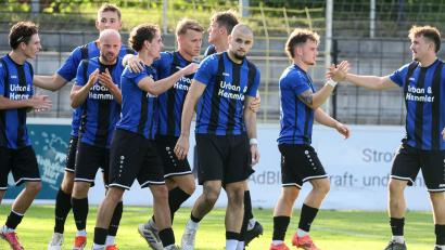 Bild: Mario Wiedel
Die Spieler der SpVgg SV Weiden beim Torjubel: Jahi Sylejmani (Dritter von rechts) war mit einem Doppelpack der Weidener Matchwinner: beim 3:1-Sieg in Hof.