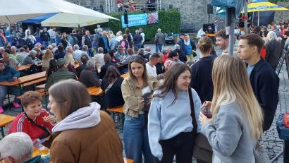 Bild: Georg Lang
Hoch über ihrem Publikum sorgte die die Rockband „Mad Company“ für Stimmung am Brandplatz und in der Buchbindergasse.
