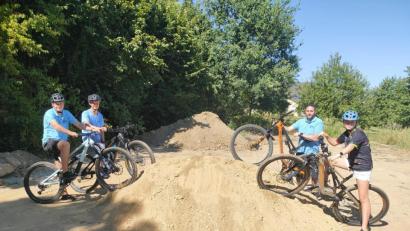 Bild: Lisa Sebald
Die Jugendlichen und Mitglieder des Radsportvereins Concordia in Windischeschenbach machen sich bereit: auf dem Gelände neben dem Freibad und den Fußballplätzen der SpVgg Windischeschenbach entsteht ein Pumptrack für Mountainbiker.