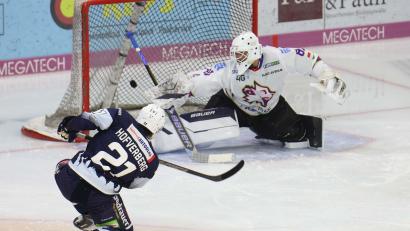 Bild: Robert Rappel
Im Halbfinale am Samstag klappte bei den Blue Devils das Toreschießen noch. In dieser Szene erzielt Hofverberg das 2:0 beim 5:1-Sieg. Einen Tag später mussten sich die Weidener gegen Regensburg mit 1:4 geschlagen geben.