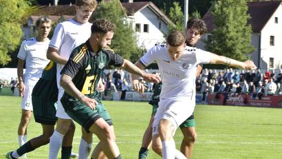 Bild: Hubert Ziegler
Die Gebenbach (weiße Trikots) gewann das Bayernliga-Derby in Ammerthal mit 3:1.