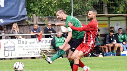 Bild: Rudi Gebert
Marco Kießling (links), der hier vor Hamza Akabel abzieht, glänzte beim 4:1-Sieg des SV Mitterteich gegen den BSC Saas-Bayreuth als dreifacher Torschütze.