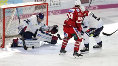 Bild: Roland Rappel
Der Weidener Torwart Michael McNiven klärt im Finale eine Regensburger Chance.