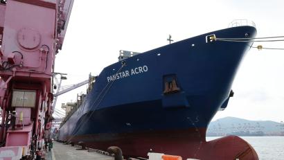 Bild: -/YNA/dpa
Das Containerschiff PanStar Acro befindet sich derzeit auf der Arktis-Route nach Europa.