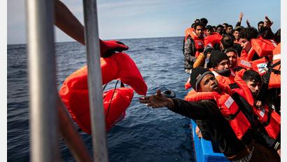 Bild: Maria Giulia Trombini/Sea-Watch/dpa
Auf dem Mittelmeer geraten immer wieder Flüchtlinge in Seenot.