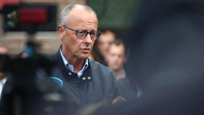 Bild: Christoph Reichwein/dpa
Aus dem Urlaub ins Waldbrandgebiet: Seinen ersten öffentlichen Termin nach der Sommerpause absolvierte Merz in Hürtgenwald in der Eifel. (Archivbild)
