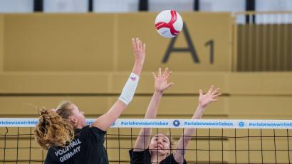 Bild: Andreas Arnold/dpa
Camilla Weitzel (l) hat sich zur Führungsspielerin entwickelt. (Archivbild)
