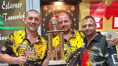 Bild: Karl Ziegler
Im 501 Master Out der Teams triumphieren Petr Krivka aus Tschechien und Andreas Grenz aus Hof, Gratulationen kamen von Vize-Vorsitzenden Thomas Bösl (von links).