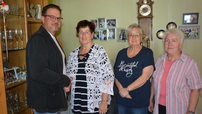 Bild: Josef Rosner
Monika Bartsch (Zweite von links) feierte am Montag ihren 85. Geburtstag. Der Pechbrunnerin gratulierten Bürgermeister Stephan Schübel, sowie (von rechts) Margarethe Schulda (KAB) und Schwiegertochter Birgitta.