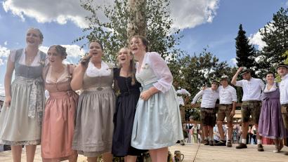 Bild: gri
Die Kirwamoidln beim "Gstanzl"-Singen unter dem Kirwabaum in Etsdorf.