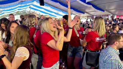 Bild: Gabi Schönberger
Die Stimmung beim Frühschoppen auf der Flosser Kirwa war mal wieder richtig gut. Bereits um kurz nach 10 Uhr standen fast alle Besucher auf den Bierbänken und feierten. Mehr von der Stimmung gibt's im Video.