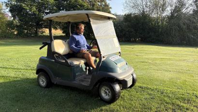Bild: Jona Lang
Greenkeeper Thomas Schneeberger ist bereits früh am Morgen mit seinem Golfcart auf dem Platz des Golfclubs Oberpfälzer Wald unterwegs und kontrolliert die Anlage.