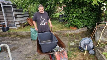Bild: Thomas Dobler
Die Kunststoffverkleidung an der Fassade des Hauses von Erich Hans wurde an zahlreichen Stellen beschädigt, zahlreiche kleine Teile der Plastik-Paneele splitterten ab und wurden im Garten verteilt. Seitdem ist Hans damit beschäftigt, aufzuräumen und sauber zu machen.