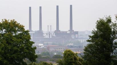 Bild: Julian Stratenschulte/dpa
Trübe Stimmung bei Volkswagen. Können die geplanten Betriebsversammlungen Aufhellung bringen?