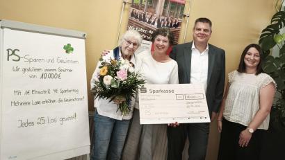 Bild: Tanja Posa, Sparkasse
Von links: Gewinnerin Erika Pütz mit ihrer Tochter Elisabeth, stellvertretender Gebietsdirektor Christian Liebl und Beraterin Maria Schwarz