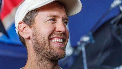 Bild: Jens Büttner/dpa
Seit 2023 als Miteigentümer von Team Germany bei der SailGP dabei: der viermalige Formel-1-Weltmeister Sebastian Vettel.
