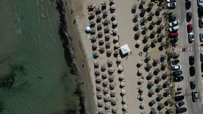 Bild: Thanassis Stavrakis/AP/dpa
Örtlich können die Werte um 4.00 Uhr morgens bei über 30 Grad liegen.