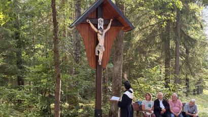 Bild: Heidi Kurz
Pater Ivo weiht das Eicherne Kreuz im Bürgerwald. Das Kreuz war im Frühjahr wohl durch einen Sturm stark beschädigt und nun repariert worden.