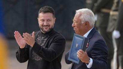 Bild: Efrem Lukatsky/AP/dpa
Die EU hat der Ukraine für ihren Kampf gegen den russischen Angriffskrieg weitere Rüstungshilfen in Milliardenhöhe genehmigt.