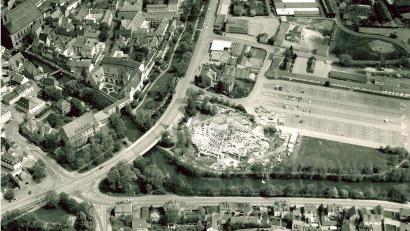Luftbild: Reiner Fröhlich
Was ist denn das für eine seltsame Konstruktion? Und was ist das für ein riesiger Parkplatz daneben? Tja, 1989 hat es hier so ausgesehen.
