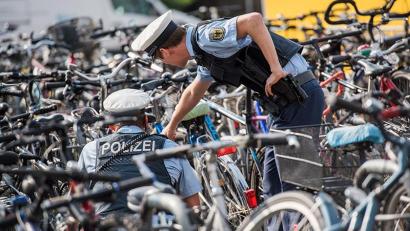 Symbolbild: Bundespolizei
Drei unbekannte Mädchen stehen im Verdacht, am Regensburger Hauptbahnhof einen E-Scooter gestohlen zu haben. Die Bundespolizei sucht Zeugen.